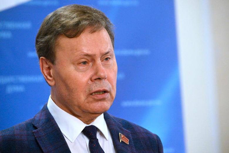 В Госдуме хотят изъять активы олигархов для покрытия дефицита бюджета.  Только за прошлый год состояние богатейших российских бизнесменов увеличилось на $25 млрд. Если национализировать те источники доходов, которыми пользуются олигархи, этих денег будет «достаточно, чтобы решить экономические проблемы», считает депутат Арефьев.  Пополнение бюджета за счёт увеличения налогов для обычных россиян он назвал преступным путём.  Наш второй канал РУПОСТ 18+   Подписывайтесь.