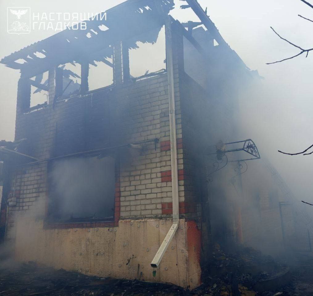 Жилой дом сгорел при атаке дрона в селе Никольское Белгородского района.  Предварительно, люди не пострадали, сообщил губернатор.