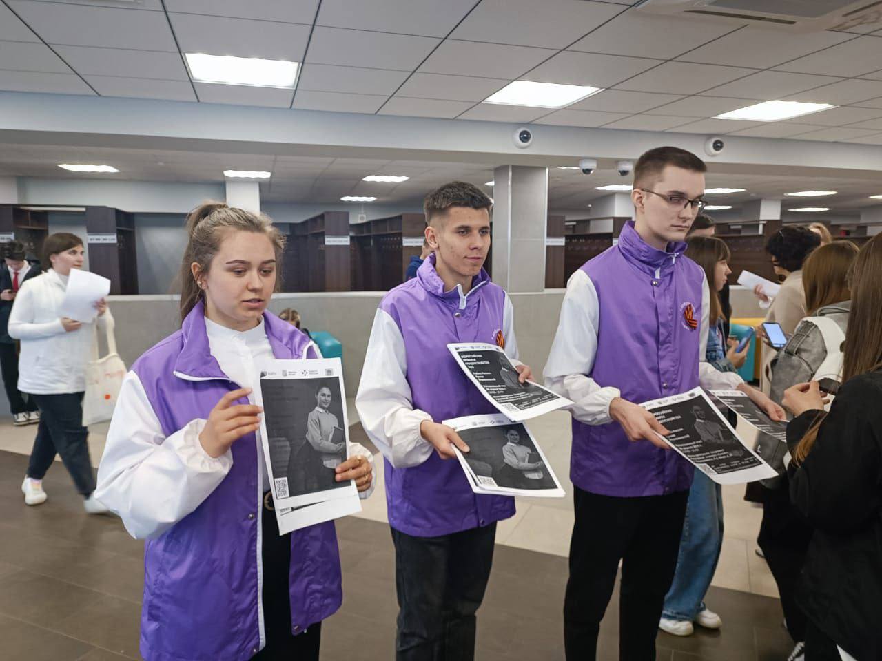 Ставрополье готовится к масштабному фестивалю профессий для молодёжи В рамках национального проекта Кадры на площадке музейно выставочного комплекса Моя страна Моя история в Пятигорске с 7 по 8 ноября пройдет краевой фестиваль профессий Мероприятие призвано помочь молодым людям определиться с будущей карьерой познакомить с востребованными специальностями показать реальные перспективы трудоустройства в крае Учащиеся 8 11 классов выпускники школ студенты вузов и колледжей а также их родители смогут не просто узнать о различных профессиях но и примерить их на себя Организаторы подготовили интерактивные игры квесты профессиональное тестирование и индивидуальные консультации Особое внимание уделено технологиям будущего С помощью VR шлемов участники смогут виртуально побывать на производстве увидеть процесс создания различной продукции Ставропольский государственный аграрный университет Северо Кавказский федеральный университет Ставропольский государственный медицинский университет Пятигорский государственный университет а также Региональный центр Сириус 26 представят свои направления подготовки Молодежь узнает о возможностях в таких ключевых отраслях как агропромышленный комплекс здравоохранение туризм транспорт химическая промышленность электроника Участники получат исчерпывающую информацию о востребованных специальностях условиях поступления и обучения а также перспективах дальнейшего трудоустройства Фестиваль поможет не только повысить престиж рабочих профессий но и сформировать у молодежи четкое понимание того как получить образование и реализовать себя в выбранной сфере Кроме того будет уделено внимание вопросам целевого обучения и заключения договоров с предприятиями