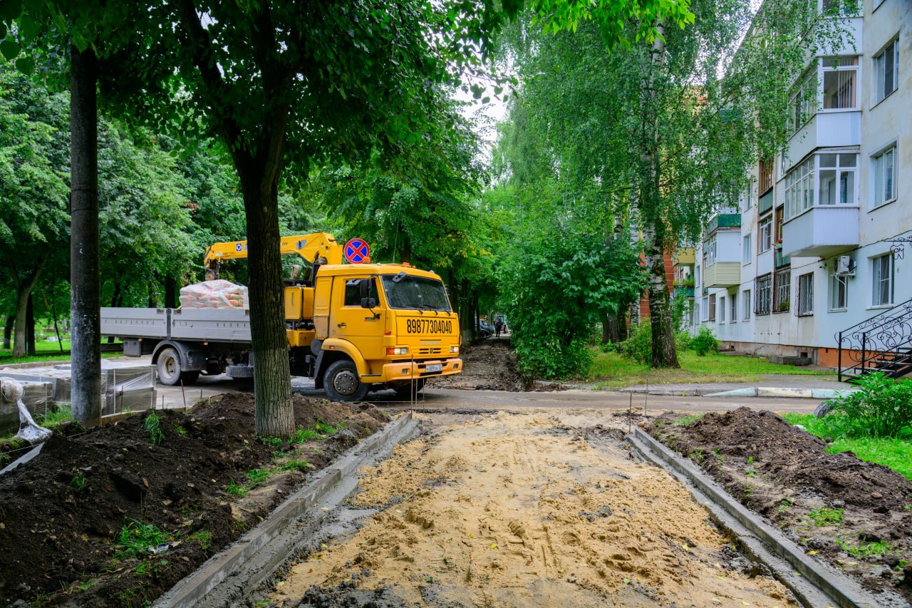В Йошкар-Оле продолжается комплексное обновление городской инфраструктуры. Ранее выделили 100 миллионов рублей на приведение в порядок пешеходных зон в разных районах.   Дополнительно направили еще почти 15 миллионов рублей, в рамках которых будут отремонтированы тротуары еще на нескольких важных участках.    Завершены работы на  нечетной стороне улицы Панфилова от дома № 33 до 39, на финальной стадии пешеходная зона по улице Воинов-Интернационалистов, 27.   Сейчас работы ведутся на участке по улице Волкова, ведущем к травмпункту. Это место с высокой проходимостью, обновлённое покрытие сделает путь для пациентов и медицинского персонала более удобным и безопасным.  В ближайшее время запланирован ремонт пешеходных зон по улице Баумана от Прохорова до Чкалова, улице Строителей от Васильева до Прохорова, а также тротуара от детского сада № 32 "Калинка" к школе № 10.