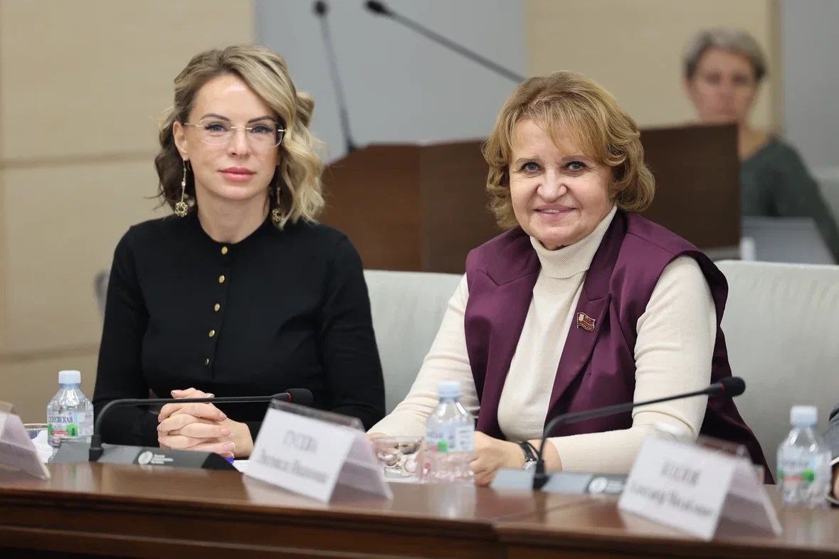 Готовь сани летом а меры противодействия инвазивным вредоносным растениям сразу после листопада На круглом столе в Мосгордуме сегодня подробно обсудили список видов которые отнесены к таким растениям и инструменты борьбы с ними В Москве в настоящий момент определили 32 вида опасных растений которые распределены по четырём группам в зависимости от степени вредоносности сообщила руководитель столичного департамента природопользования и охраны окружающей среды Юлия Урожаева Готовится соответствующее постановление Кстати столица первая кто определил систему в работе с инвазивными видами Так в 1 группу вошли борщевик Сосновского люпин золотарник рейнутрии и дерево айлант Эти растения захватили большие территории бесконтрольно распространяются и опасны для человека вызывают ожоги или являются мощными аллергенами Их удаление предлагается провести в течение трех лет Во 2 группе клён ясенелистный который обладает чрезмерно высокой всхожестью живуч но имеет очень высокий процент аварийности 85 падающих деревьев после ледяных и мощных дождей это именно такой клён Удаление этих деревьев предполагается в течение 10 лет В 3 группе восемь видов деревьев и шесть видов кустарников дуб красный роза морщинистая облепиха крушиновидная черемуха виргинская и др Предлагается запретить к высадке на зеленых территориях так как при отсутствии контроля эти растения приводят к нарушению исторически сложившихся природных сообществ В 4 группе еще 11 травянистых видов которые менее агрессивны чем остальные Отмечается что следует сокращать их численность до безопасных значений Считаю также необходимым активно информировать жителей о том какие риски несут подобные растения почему именно по ним ведётся работа по удалению Поскольку нередко получаем от жителей вопросы почему вырубают то или иное дерево Кроме того для специалистов по благоустройству и озеленению организовать также просветительскую работу в этой части чтобы они оперативно реагировали на произрастание вредителей