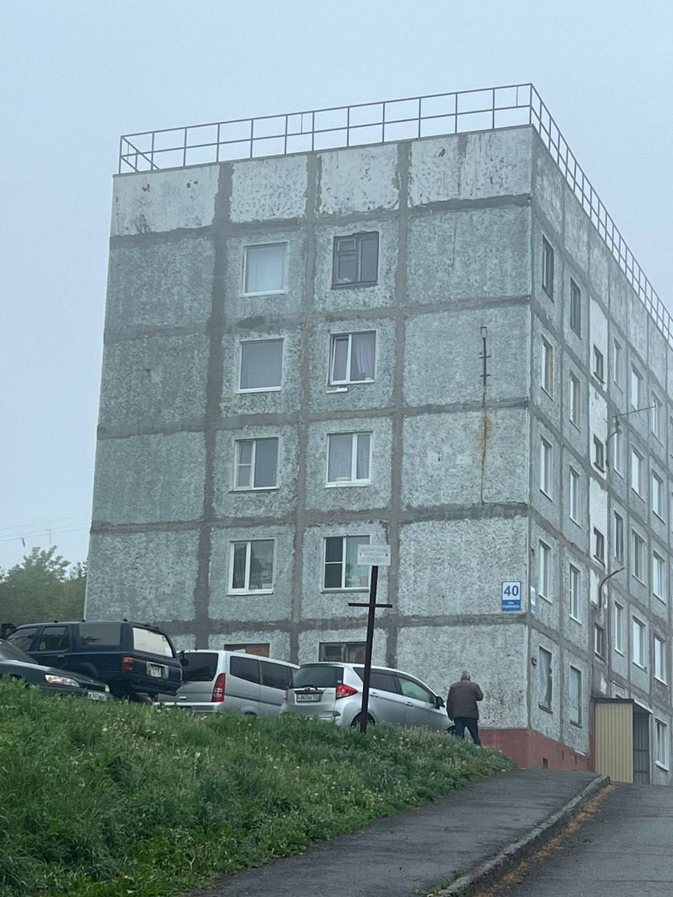 В Вилючинске хотят нарисовать мурал на жилом доме в рамках пиар кампании Губернатора перед выборами Губернатор в рамках своей пиар кампании перед выборами дал поручение главе ВГО Игорю Головчаку проработать вопрос создания мурала в нашем городе. Власти подобрали три площадки, жителям предлагается выбрать одну из трех : Жилой район Приморский, мкр. Северный, д. 13; Жилой район Приморский, мкр. Центральный, д. 33; Жилой район Рыбачий, Крашенинникова, д. 40. В очередной раз хотим рассказать почему муралы это некруто, а лишь быстрый способ замылить глаза избирателям перед выборами