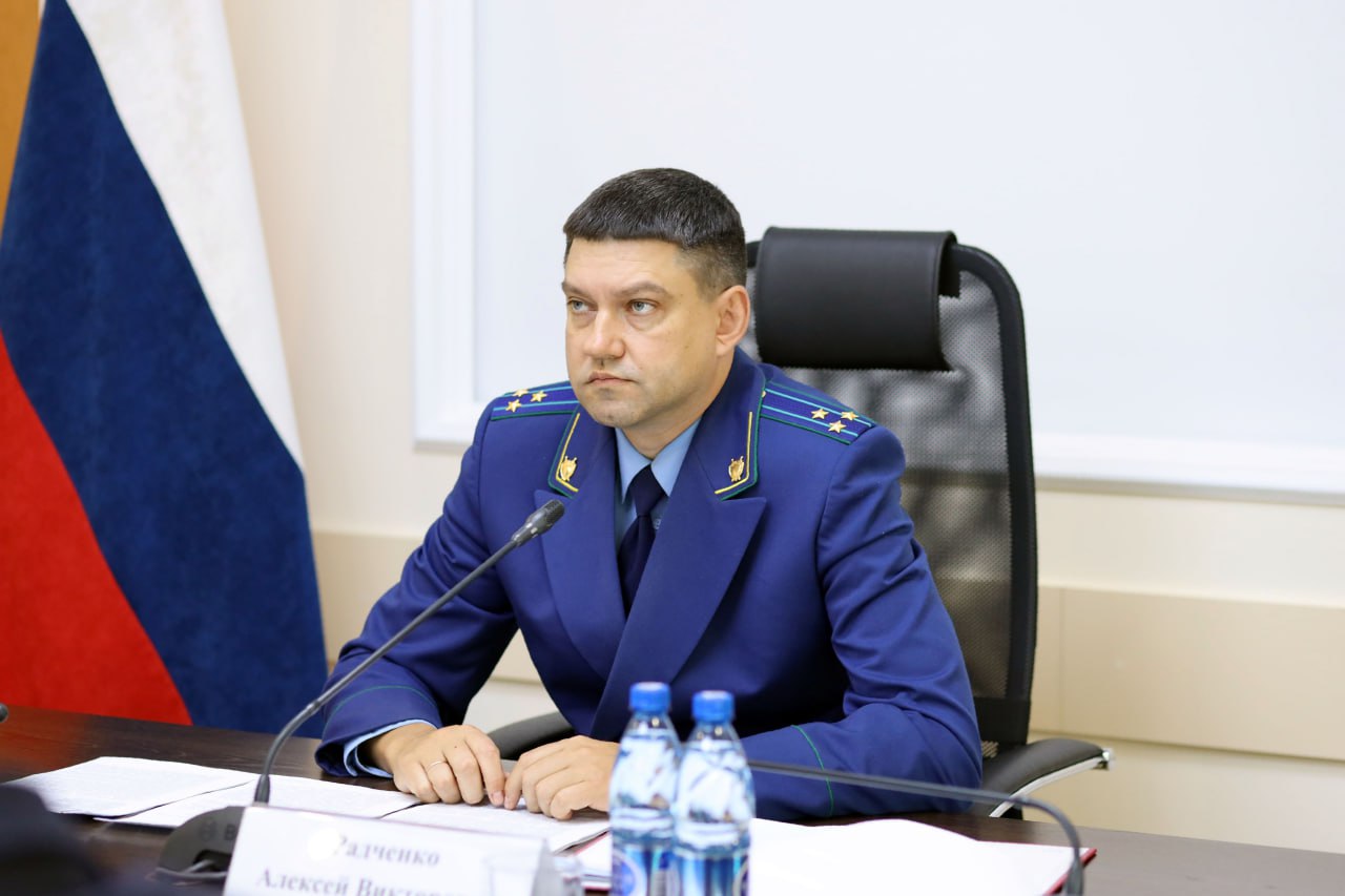 Прокуратура Забайкальского края направила в суд уголовное дело о преступлении террористической направленности Заместитель прокурора Забайкальского края Алексей Радченко утвердил обвинительное заключение по уголовному делу в отношении двоих несовершеннолетних местных жителей В зависимости от роли и степени участия они обвиняются по п а ч 2 ст 205 УК РФ террористический акт совершенный группой лиц по предварительному сговору и ч 1 1 ст 205 1 УК РФ склонение и иное вовлечение лица в совершение преступления предусмотренного ст 205 УК РФ Преступления выявлены оперативными подразделениями региональных управлений ФСБ и МВД России По версии следствия в июне 2025 года 16 летний житель Читинского района Забайкальского края с использованием сети Интернет установил контакт с неизвестным лицом куратором который за денежное вознаграждение предложил поджигать объекты социальной инфраструктуры связи и жизнеобеспечения совершать иные террористические акты в целях дестабилизации деятельности органов государственной власти и устрашения населения Согласившись на это обвиняемый в ответ предложил куратору совершить поджог лесного массива в Читинском районе используя сложную ситуацию с природными пожарами в регионе Получив дальнейшие инструкции подросток вовлек в совершение преступления своего 16 летнего знакомого Вместе они приобрели бензин и зажигалки прибыли в лес недалеко от поселка Атамановка где совершили его поджог зафиксировав действия на видеозапись которую направили куратору для отчета при этом какого либо вознаграждения не получили Их действия привели к возникновению лесного пожара что создало угрозу жизни и здоровью людей уничтожения имущества а также дестабилизацию деятельности органов противопожарной охраны и волонтеров Уголовное дело направлено для рассмотрения по существу во 2 й Восточный окружной военный суд За совершение инкриминируемых преступлений с учетом возраста обвиняемых судом может быть назначено наказание вплоть до 10 лет лишения свободы В настоящее время они находятся под стражей prokzabkray