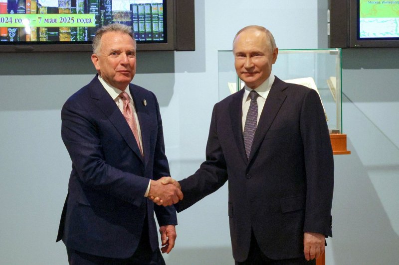 Спецпосланник президента США Стив Уиткофф и российский лидер Владимир Путин обсуждали много интересных вещей в ходе пятичасовой беседы Об этом рассказал глава Белого дома Дональд Трамп в ходе визита в Израиль По словам Трампа через полчаса после начала встречи Путина и Уиткоффа он позвонил чтобы узнать результаты переговоров но ему ответили что беседа еще идет Затем глава Белого дома звонил в Москву еще дважды через час и три часа но Путин и Уиткофф все продолжали общаться Когда спецпосланник почти через пять часов наконец освободился Трамп поинтересовался о чем можно было говорить столь долго А он ответил Просто о множестве интересных вещей Мы говорили о множестве интересных вещей привел ответ Уиткоффа американский президент Трамп добавил что его спецпосланник перед первой встречей с Путиным понятия не имел о России ее политике и российском президенте При этом подчеркнул президент США Уиткофф обладал необходимыми качествами для переговоров Судя по всему Трамп рассказал о переговорах Путина и Уиткоффа которые состоялись 11 апреля в Санкт Петербурге Тогда в Кремле отмечали что беседа продлилась 4 5 часа Фото РИА Новости Подписаться на Российскую газету в Читать нас в MAX