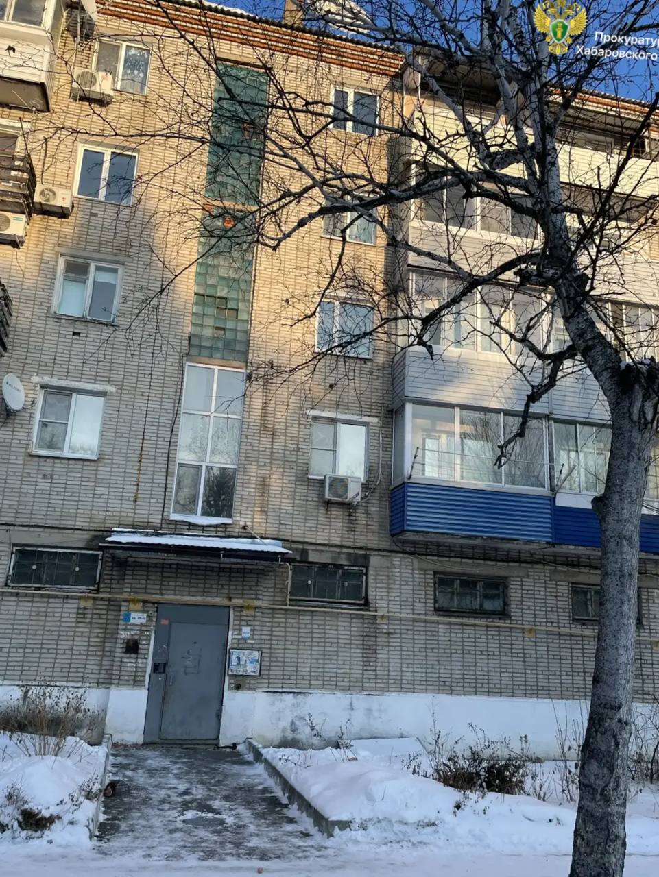 В районе имени Лазо прокуратура проводит проверку в связи с получением ребенком травм при падении из окна Сегодня около 15 00 часов из окна пятого этажа многоквартирного дома по ул Ленина в п Переяславка района имени Лазо выпала 6 летняя девочка С травмами ребенок доставлен в медицинское учреждение в настоящее время находится под наблюдением специалистов По предварительным данным девочка находилась дома с младшей сестрой без присмотра родителей Надзорным ведомством организована проверка в ходе которой будет дана оценка деятельности органов системы профилактики безнадзорности и правонарушений несовершеннолетних При наличии оснований будут приняты меры прокурорского реагирования  Также на контроль прокуратуры поставлены ход и результаты проверки проводимой по данному факту правоохранительными органами Прокуратура Хабаровского края