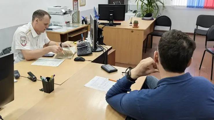 Регистрационные отделы ГАИ Красноярска сегодня не будут работать Решение связано с необходимостью восстановления работоспособности системы Уже завтра 31 октября все МРЭО должны возобновить работу в обычном режиме Напомним через МРЭО автовладельцы получают основные услуги регистрируют транспортные средства оформляют и заменяют водительские удостоверения сдают экзамены на права Фото ГИБДД Красноярского края   Подписаться на sibnovosti ru предложить новость