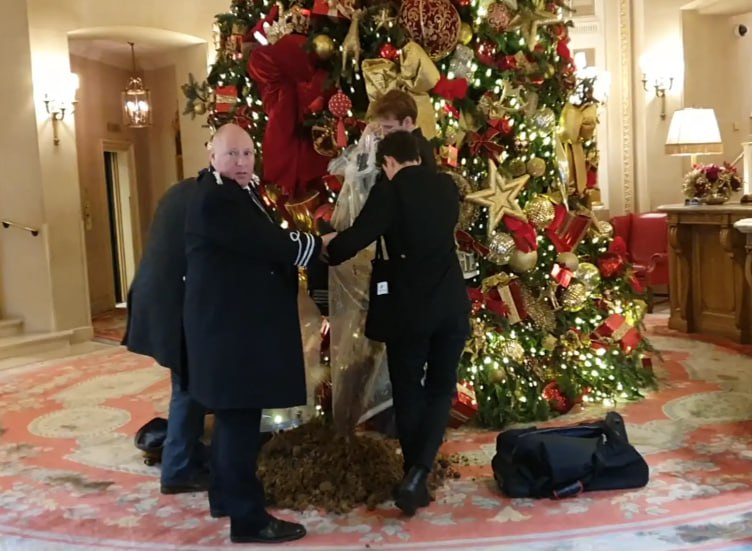 Левые активисты высыпали конский навоз в вестибюле элитного отеля в Лондоне Престижный отель The Ritz в районе Мейфэр который считается одним из самых престижных дорогих и статусных районов не только Лондона но и всего мира стал местом проведения необычной акции протеста организованной левым движением Take Back Power Активисты высыпали несколько мешков конского навоза у основания 7 метровой рождественской ёлки в вестибюле чтобы привлечь внимание к растущему социальному и экономическому неравенству в Великобритании Трое участников акции вошли в отель изображая обычных постояльцев с багажом Проникнув в вестибюль они расстегнули свои сумки и вывалили содержимое прямо под праздничное дерево Охрана отеля оперативно вывела протестующих из помещения Снаружи активисты развернули плакаты с лозунгами в частности сравнивая экономическое неравенство с навозом Представители Take Back Power заявили что их акция направлена на осуждение того факта что сверхбогатые удвоили свое состояние с начала пандемии в то время как в это Рождество треть британских детей страдает от бедности Группа требует от правительства учреждения постоянного гражданского собрания для решения системных проблем Поддержать