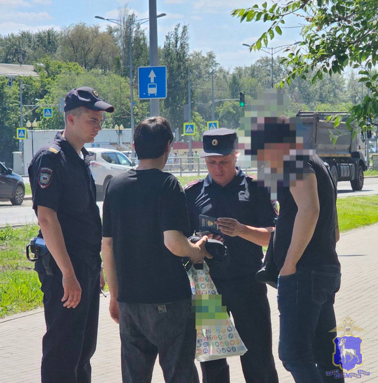 В настоящее время сотрудники Самарской полиции совместно с ОМОН Росгвардии по Самарской области проводят оперативно-профилактическое мероприятие на территории посёлка Мехзавод. Проверено более 30 человек, выявлен ряд нарушений. Работа продолжается. Напоминаем: Если вы располагаете сведениями о нарушении миграционного законодательства, можете сообщить ближайшему наряду полиции или по телефону "102"
