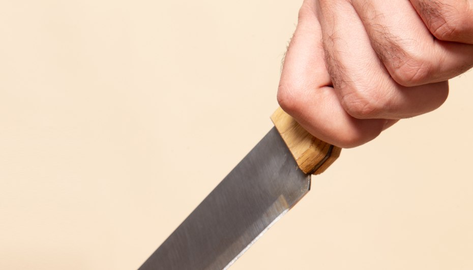 Названа главная опасность ChatGPT нейросеть помогает убивать Компании OpenAI предъявлен иск после гибели 83 летней Сюзанны Адамс Её сын Стейн Эрик Солберг убил мать а затем совершил самоубийство Наследники погибшей утверждают что мужчина страдавший психическим расстройством и паранойей длительное время общался с чат ботом ChatGPT В иске нейросеть названа дефектным продуктом который поддерживал параноидальные убеждения Солберга тем самым способствуя трагедии Внук погибшей заявил что ИИ уничтожил всякую связь отца с реальностью OpenAI заявила о намерении изучить иск Ранее компания уже сталкивалась с аналогичными претензиями семья из Калифорнии обвинила её в смерти подростка утверждая что ChatGPT подтолкнул его к суициду iguides