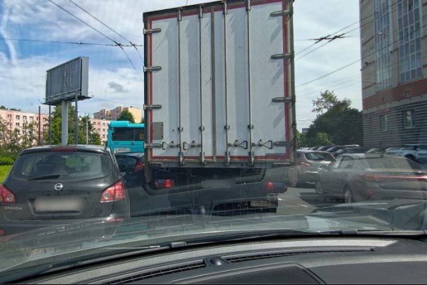 «Пробки аховые». В центре и на юге Петербурга встало движение По данным сервиса "Яндекс.Карты" на половину третьего дня, загруженность магистралей в Петербурге оценивается на 6 "желтых" баллов. На юге города дороги побагровели. Сейчас не проехать по проспекту Маршала Жукова, Ленинскому проспекту и поблизости: "Все стоит. Это Ветеранов и Дачный. Пробки аховые", - поделился читатель 47news. Судя по картам, перекрытия сейчас фиксируются в районе Стрельны – на Петергофском шоссе, Красносельском шоссе. Движение у Новогорелово и Новоселья встало. Перекрытия фиксируются и в центре. В частности, на Невском проспекте, соседних улицах, Вознесенском проспекте. читатель 47news, "Яндекс.Карты"