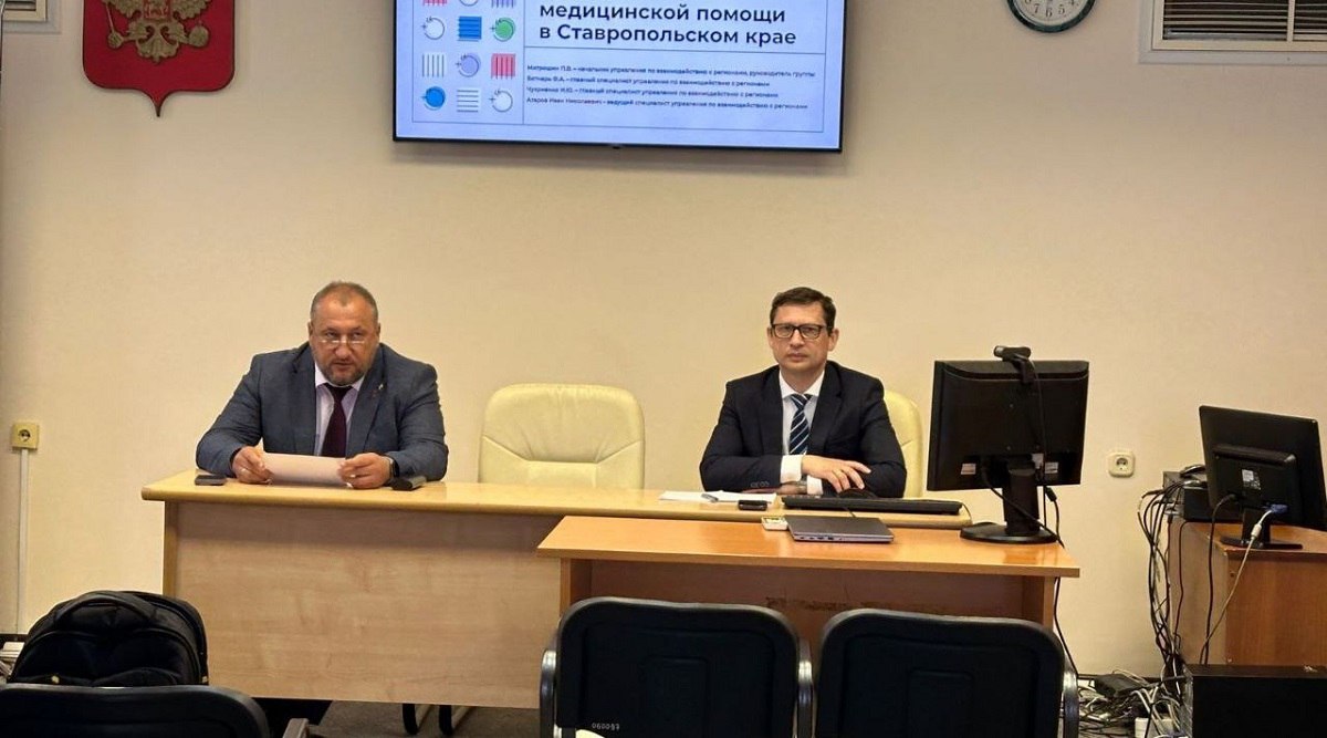 Специалисты ЦНИИОИЗ Минздрава России оценили здравоохранение Ставропольского края В рамках деятельности института как НМИЦ по оргздраву, сотрудники ЦНИИОИЗ с 19 по 23 мая изучили работу медицинских организаций Ставрополья. Эксперты посетили крупные региональные центры: Кисловодскую городскую больницу; краевые клинический многопрофильный центр, онкологический диспансер и клиническую больницу; районные медорганизации: Новоалександровскую, Андроповскую и Изобильненскую районные больницы, Городскую поликлинику № 3 города Ставрополь, а также краевую клиническую станцию скорой медицинской помощи и региональный медицинский информационно-аналитический центр МИАЦ . Особое внимание уделялось вопросам организации профилактической работы среди населения, своевременному оказанию необходимой медицинской помощи пациентам и внедрению современных информационных технологий в медицинскую практику. Одним из аспектов выездной работы стала оценка уровня доступности как первичной, так и специализированной медицинской помощи жителям региона. Среди положительного эксперты отметили изменение графика работы поликлиники онкологического диспансера в целях увеличения доступности медицинской помощи для работающего населения, где пациентов принимают по будням в две смены до 8 часов вечера. По итогу работа эксперты встретились с руководителем регионального минздрава, главой местного МИАЦ и руководителями медицинских организаций Ставропольского края. На встрече были обговорены общие выводы и даны рекомендации по дальнейшему развитию системы здравоохранения Ставрополья. Команда ЦНИИОИЗ также встретилась с участниками проекта «Кадровая платформа организаторов здравоохранения». Большая часть присоединилась к проекту в последние два потока, но были те, кто в сообществе с самого начала. Собравшиеся поделились своими впечатлениями и озвучили ожидания. Обратная связь помогает организаторам проекта при формировании плана полезных активностей для участников сообщества. #проектыЦНИИОИЗ #кадроваяплатформа