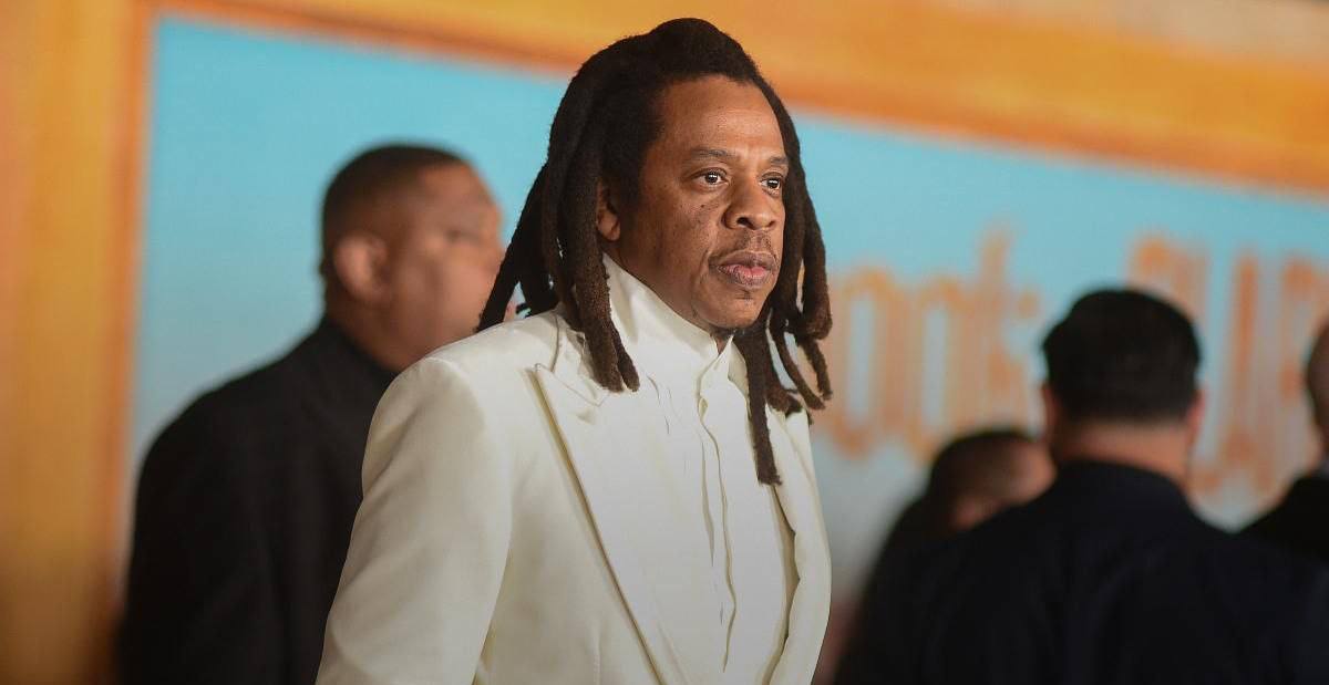 Рэпер и предприниматель Jay Z признан самым богатым музыкантом в мире по версии Forbes Его состояние достигло 2 6 млрд что более чем на миллиард превышает показатель ближайшей преследовательницы Тейлор Свифт