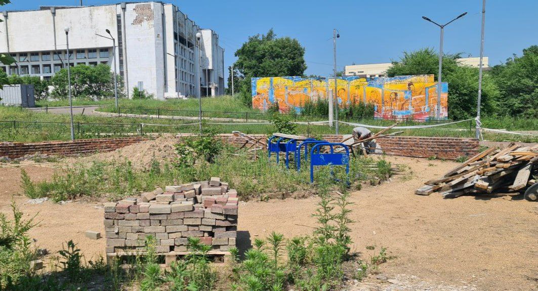 Новый скейт-парк, топиарные фигуры и туалет появятся на набережной Биробиджана Первым этапом станет полная реконструкция скейт-парка — уже демонтированы старые конструкции. Сейчас специалисты приступили к планировке территории. Параллельно ведутся работы по обновлению амфитеатра, где заменят сиденья и плиточное покрытие. «За зданием филармонии появится современная универсальная площадка для детей, совмещающая игровые и спортивные функции. Особое внимание уделяется комфорту посетителей — на набережной появятся круглогодичные туалетные модули», — прокомментировал мэр города Максим Семёнов. Также заменят повреждённые перила и брусчатку. Установят торговые павильоны, декоративные топиарные фигуры и малые архитектурные формы. — круто — жду скейт-парк — надеюсь, через год не развалится livebir VK livebir OK