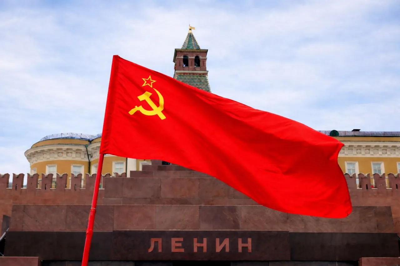 22 апреля в день 156 й годовщины со Дня рождения В И Ленина КПРФ Ленинский комсомол и ряд других левых общественных организаций проводят возложение венков и цветов к Мавзолею на Красной площади в Москве Сбор 10 00 на Манежной площади возле памятника Маршалу Жукову ст метро Площадь Революции Театральная Охотный ряд