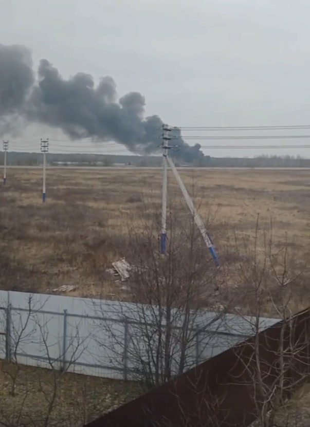 Пожар на стоянке маршруток в селе Верхнее Мячково под Люберцами. Очевидцы сообщают о звуках взрывов, что именно взрывается – пока неизвестно. Дым от пожара видно в Жулебино. Узнаем подробности.  Upd. Открытый огонь на стоянке неэксплуатируемых маршруток под Люберцами ликвидирован – МЧС. Сгорели как минимум 30 машин, люди не пострадали.  Upd2. Пожар ликвидирован.     «Москва»