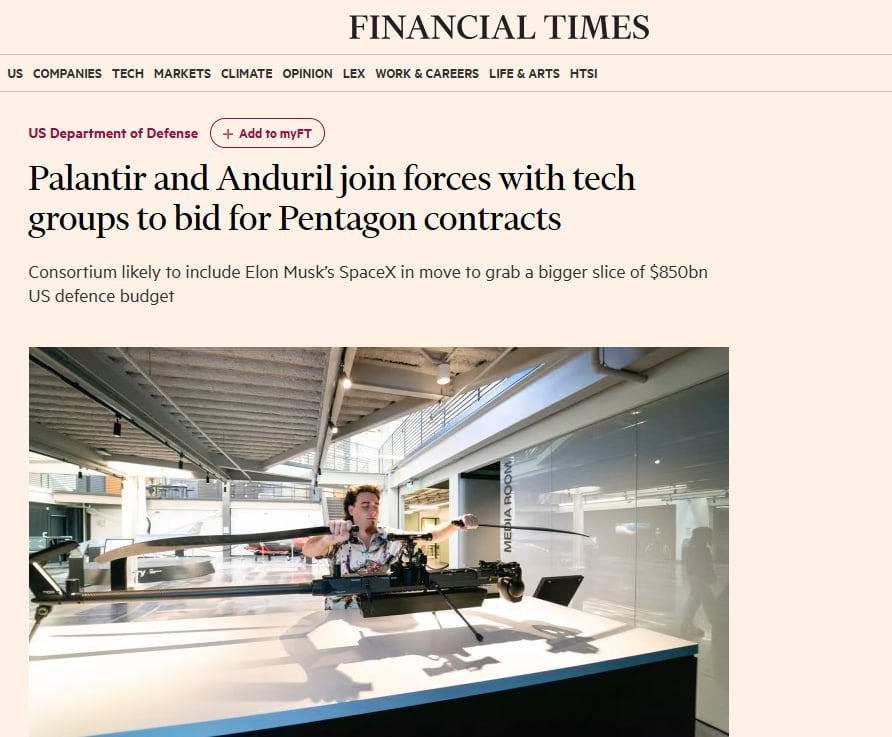 The Financial Times: Palantir и Anduril, две крупнейшие американские компании в сфере оборонных технологий, ведут переговоры примерно с дюжиной конкурентов о создании консорциума, который будет совместно участвовать в торгах на выполнение заказов правительства США в попытке разрушить олигополию страны на «главных» подрядчиков.  Консорциум планирует объявить уже в январе о достижении соглашений с рядом технологических групп. Компании, ведущие переговоры о присоединении, включают SpaceX Илона Маска, производителя ChatGPT OpenAI, производителя автономных кораблей Saronic и группу данных искусственного интеллекта Scale AI, по словам нескольких осведомленных людей.  «Мы работаем вместе, чтобы подготовить новое поколение подрядчиков в сфере обороны», — сказал один из участников создания группы.  Этот шаг предпринимается в то время, когда технологические компании стремятся отхватить большую часть огромного оборонного бюджета правительства США в размере 850 млрд долларов у традиционных главных подрядчиков, таких как Lockheed Martin, Raytheon и Boeing.  По словам второго участника проекта, консорциум объединит некоторые из самых ценных компаний Кремниевой долины и будет использовать их продукцию для обеспечения более эффективного способа поставок правительству США передовых оборонных и оружейных возможностей.  Это произошло на фоне того, что стартапы в сфере оборонных технологий привлекли рекордные объемы финансирования в этом году, поскольку инвесторы делают ставку на то, что они окажутся в числе победителей в результате увеличения федеральных расходов на национальную безопасность, иммиграцию и освоение космоса при новом правительстве Дональда Трампа.  Войны на Украине и на Ближнем Востоке, а также геополитическая напряженность между США и Китаем усилили зависимость правительства от технологических компаний, разрабатывающих передовые продукты на основе искусственного интеллекта, которые можно использовать в военных целях, а также привлекли инвесторов в этот сектор.