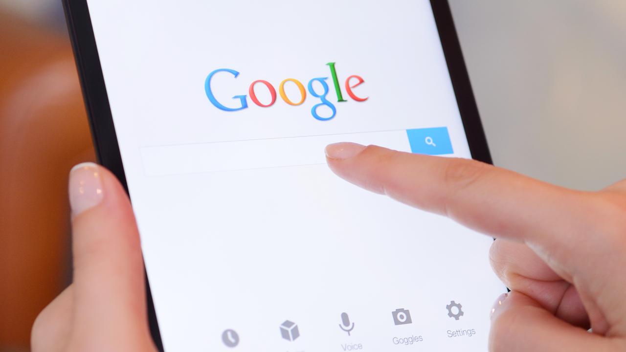 По секрету — всему интернету: переписки с ChatGPT попадают в поисковую выдачу Google   Разговоры о травмах, зависимостях и ПТСР теперь появляются в поисковой выдаче — достаточно нажать кнопку «Поделиться» и не скрыть ссылку из поисковика вручную.  Люди пишут ИИ как личному терапевту, а в итоге их откровения доступны всему миру.  Законно ли это — детали в истории на РБ.ру.