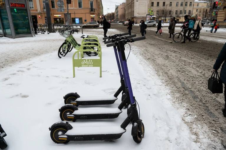 Сезон проката электросамокатов в Петербурге подходит к концу но точной даты его завершения пока нет Как рассказали операторы проката в беседе с КП Петербург они будут следить за погодой Если дороги покроются льдом самокаты временно заблокируют Но если днём лёд растает и асфальт будет сухим прокат продолжит работу Юлия Пыхалова Читай нас в MAX Подпишись на Комсомольскую правду СПб