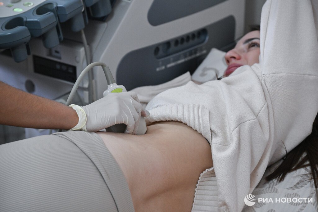 Онколог рассказал какие обследования нужно проходить людям после 30 лет Общий анализ крови биохимия крови общий анализ мочи УЗИ органов брюшной полости печени желчного пузыря поджелудочной железы почек Женщинам один раз в два года стоит делать УЗИ молочных желез проходить осмотр у гинеколога а также один раз в три года сдавать мазок на онкоцитологию ПАП тест тест на вирус папилломы человека Мужчинам же стоит посещать уролога по показаниям Исследование уровня онкомаркеров является неоправданным Они проводятся только при выявлении опухоли Подписаться на РИА Новости