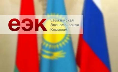 ЕЭК утвердила параметры антидемпинговой меры в отношении графитированных электродов из КНР Ставки соответствующей антидемпинговой пошлины вводимой сроком на пять лет определены в размере от 19 92 до 22 51 в зависимости от производителя Во исполнение решения Евразийского межправительственного Совета Коллегия ЕЭК утвердила параметры антидемпинговой меры в отношении графитированных электродов из Китайской Народной Республики Ставки соответствующей антидемпинговой пошлины вводимой сроком на пять лет определены в размере от 19 92 до 22 51 в зависимости от производителя При этом одобрены принятые компанией Liaoning Dantan New Materials Co Ltd ценовые обязательства при условии выполнения которых антидемпинговая пошлина на соответствующие товары уплачиваться не будет Одновременно установлены ежегодные объемы ввоза в рамках которых антидемпинговые пошлины взиматься не будут Указанные объемы составят для Республики Армения 700 тонн для Республики Беларусь 1000 тонн для Республики Казахстан 1000 тонн уточнил министр по торговле ЕЭК Андрей Слепнев Ввоз этих товаров без уплаты антидемпинговых пошлин в пределах установленных для государств ЕАЭС ежегодных объемов вне рамок ценовых обязательств будет осуществляться при наличии подтверждения их целевого назначения