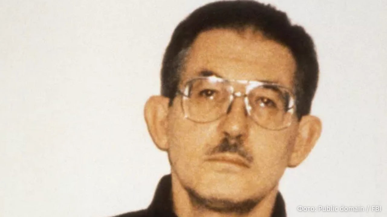 В США скончался один из самых известных шпионов в истории ЦРУ Олдрич Эймс В 1994 году его приговорили к пожизненному сроку по обвинению в шпионаже в пользу СССР и России О его смерти сообщили СBS News Эймс умер в возрасте 84 лет в Федеральном исправительном учреждении в Камберленде штат Мэриленд где он отбывал пожизненное заключение без права на условно досрочное освобождение Олдрич Эймс был арестован и в 1994 году приговорён к пожизненному заключению по обвинению в шпионаже в пользу СССР а затем России По данным следствия он скомпрометировал более 100 разведывательных операций США и выдал советским спецслужбам десятки агентов многие из которых были арестованы или казнены За переданную информацию он получал крупные суммы которые тратил на роскошную жизнь IZ RU в Telegram в MAX