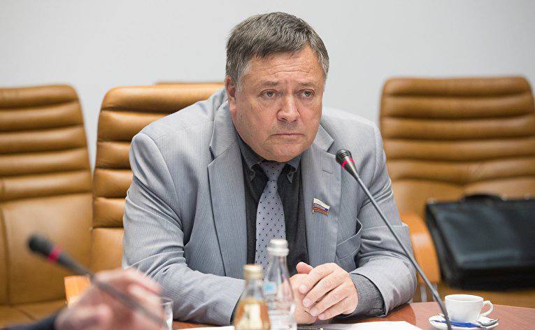 Сообщают что в Подмосковье иностранные специалисты похитили и ограбили бывшего министра труда и сенатора Сергея Калашникова Якобы инцидент произошёл в его доме в Красногорском районе Неожиданно в открытую дверь ворвалась группа из нескольких нападавших 5 6 специалистов Они сразу же отобрали телефон нанесли бывшему министру удары били по лицу и телу и потребовали деньги Всего улов грабителей составил около 50 тысяч рублей 500 долларов США несколько часов среди которых были золотые часы от Правительства Российской Федерации Преступники обыскали весь дом но на ордена и медали хозяина не позарились но уходя они прихватили охотничье ружьё Все грабители предположительно выходцы из Средней Азии по русски изъяснялись между собой хорошо но с акцентом Ранее Калашников занимал пост главы Минтруда и представлял в СФ Брянскую область Официально информация ещё не подтверждена Подписаться Прислать новость Чат