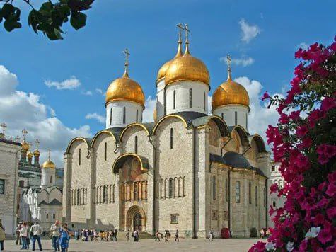 4 августа 1326 года в Москве на территории Кремля был заложен первый каменный Успенский собор, который стал символом столицы и помог ей обрести статус центра Руси. Собор был построен по указу митрополита Петра, перенёсшего свой престол из Владимира, и напоминал владимиро-суздальские постройки начала XIII века. Изначально он был одноглавым трёхапсидным храмом из белого камня. В 1470 году во время пожара пострадал северный придел, но позже его укрепили. Иван III пригласил архитектора Аристотеля Фиораванти, который полностью перестроил собор по образцу Владимирского Успенского собора: шестистолпный, пятиглавый, из белого камня и кирпича. Собор был освящён в 1479 году. В 1812 году он был разграблен наполеоновской армией, но сохранил важные святыни, включая Гвоздь Господень. #страницыистории