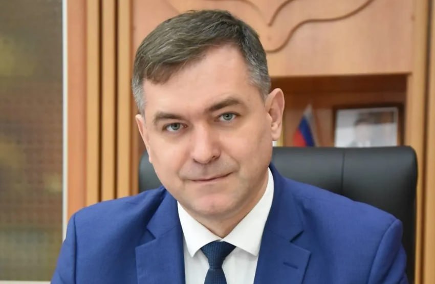Экс-глава Новочеркасска Юрий Лысенко останется в СИЗО до сентября  Состоялось очередное заседание суда, на котором рассмотрели продление меры пресечения Юрию Лысенко. Суд удовлетворил ходатайство следователей и продлил срок нахождения под стражей.  Бывший чиновник останется в СИЗО до 13 сентября включительно. В следственном изоляторе он находится уже три месяца.   Напомним, высокопоставленного чиновника задержали 13 мая. В тот же день прошли обыски у него дома и в здании администрации Новочеркасска. Как выяснилось, Лысенко подозревали в получении взятки.