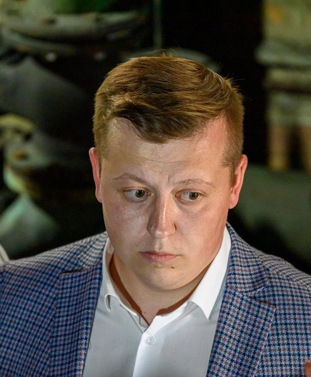 Уголовное дело возбудили против экс министра ЖКХ Забайкалья Алексея Головинкина из за газификации Постановление о возбуждении дела есть в редакции chitaru75 Источник в правоохранительных органах подтвердил его подлинность По версии следствия Головинкин якобы из личной заинтересованности превысил полномочия и не обеспечил казначейское сопровождение субсидии из краевого бюджета на 700 7 млн рублей После этого он по информации следствия без оснований заключил от имени министерства соглашение с компанией Энергогазинжиниринг на перевод частных домов с угля на газ Из за отсутствия казначейского контроля по версии следствия предположительно появилась возможность похитить деньги В итоге связанные с Энергогазинжинирингом лица как считают силовики похитили 115 4 млн рублей   Алексей Головинкин стал министром в Забайкалье 26 сентября 2022 года Он приехал из Карелии где работал заместителем главы администрации Прионежского района и курировал социальную сферу С должности он ушёл 27 октября 2023 года по собственному желанию в начале отопительного сезона В марте 2024 года Головинкин устроился в правительство Московской области Там он в том числе проверял работу котельных Сейчас он входит в руководство компании Мострансавто которая занимается пассажирскими перевозками в Подмосковье Казначейское сопровождение субсидии это контроль государства за целевым использованием бюджетных денег через счета в казначействе чтобы деньги шли строго по назначению на зарплаты материалы и т д а не на другие цели например на погашение кредитов Новости Забайкалья