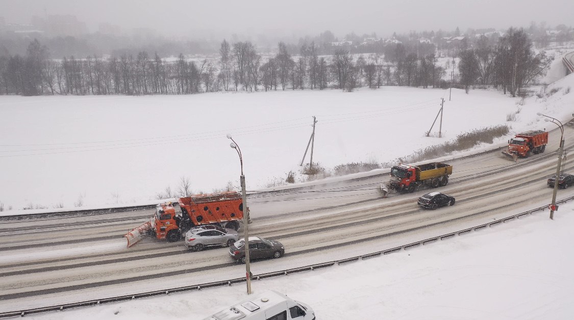 Дорожные службы Подмосковья ликвидируют последствия снегопада на региональных дорогах за ночь выпало до 8 см снега Ночью специалисты Мосавтодора силами более 500 единиц техники провели уборку и противогололёдную обработку 11 тысяч км Министр транспорта Подмосковья Марат Сибатулин В настоящий момент снегопад продолжается для ликвидации последствий непогоды на линию вышли порядка 300 единиц техники и около 1 200 дорожников Сегодня снег будет весь день местами возможна гололедица Будьте аккуратны на дорогах и соблюдайте ПДД Минтранс Подмосковья MAX