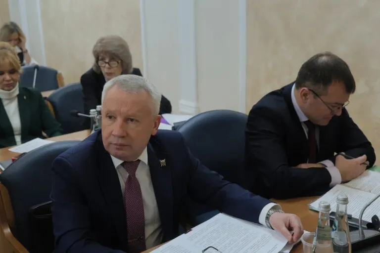 Заммэра Воронежа Иван Панченко возглавит региональное управление судейского департамента По данным источников Площади заместитель главы администрации Воронежа Иван Панченко в ближайшее время перейдет на работу в управление судейского департамента Он должен возглавить ведомство С января 2026 года исполняющим обязанности начальника управления Судебного департамента по Воронежской области является Сергей Ситников который сменил Наталью Яковлеву Она занимала пост руководителя ведомства с 2018 года Иван Панченко перешел на работу в мэрию Воронежа в сентября 2023 года Он исполнял обязанности вице мэра Воронежа по внутренней политике В апреле 2024 года его утвердили заместителем главы администрации Воронежа полномочным представителем главы городского округа в Гордуме До перехода на работу чиновником Иван Панченко возглавлял прокуратуру Рязанской области С 1992 го по 2019 й прошел карьерный путь от помощника прокурора Ольховатского района до зампрокурора Воронежской области Судебный департамент при Верховном Суде РФ осуществляет организационное финансовое и материально техническое обеспечение деятельности судов кроме ВС РФ органов судейского сообщества а также подбор кадров и ведение судебной статистики Ключевая цель создание условий для независимого правосудия Подписывайся на Площадь