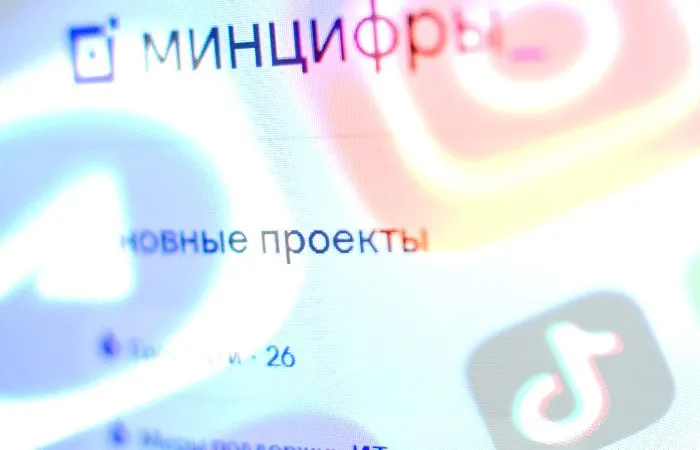 Российские интернет сервисы ограничивают доступ пользователей с включенным на гаджетах VPN по соображениям безопасности говорится в сообщении пресс службы Минцифры РФ Большинство российских сервисов ограничивают доступ пользователей с включённым VPN Это делается для безопасности данных которые вы вводите на площадках Особенно это касается государственных сервисов где хранятся персональные данные граждан Большинство VPN не обеспечивают защиту конфиденциальности и персональных данных и их часто используют злоумышленники для перехвата трафика и информации говорится в сообщении пресс службы Минцифры предлагает пользователям которые не используют VPN но все равно видят соответствующее предупреждение обратиться в службу поддержки сервиса на который хотите зайти На Госуслугах в ближайшее время появится специальная кнопка позволяющая пожаловаться на просьбу Выключить VPN когда он не используется пообещали в министерстве В то же время там отметили что ключевые российские онлайн платформы государственные порталы банки маркетплейсы и агрегаторы продолжают работать в штатном режиме для пользователей находящихся за границей Фото Интерфакс interfaxonline