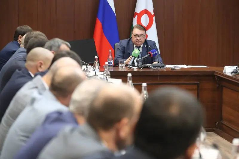 Количество обращений в ЦУР Ингушетии за неделю снизилось на 44 На совещании правительства республики которое провел премьер министр Владимир Сластенин среди других тем обсуждалась деятельность центра управления регионом в контексте обработки обращений граждан сообщили газете Ингушетия в региональном кабинете министров Отмечалось что за последнюю неделю количество обращений в ЦУР уменьшилось на 44 всего было зарегистрировано 138 При этом заметно улучшились показатели оперативности теперь средний срок ответа составляет всего 3 часа и 6 минут что свидетельствует о росте эффективности работы Анализ географии обращений показал что большая часть запросов пришла из трех городов Назрани 31 2 Сунжи 26 8 и Магаса 14 5 В совокупности эти города обеспечили 70 всех поступивших обращений Чаще всего упоминался ГУП Единый оператор Республики Ингушетия в сфере водоснабжения и водоотведения 33 3 за ним следуют администрация Сунжи 16 7 и филиал Россети Северный Кавказ Ингушэнерго 13 8 Самой распространенной темой обращений остается сфера ЖКХ 44 2 однако заметно почти вдвое увеличилась доля жалоб связанных с энергетикой 26 8 Люди чаще всего сообщают о проблемах с водоснабжением и об аварийных отключениях света Владимир Сластенин акцентировал внимание на ключевой роли ЦУР в обеспечении эффективного диалога между властью и населением и подчеркнул что первостепенная задача быстрая реакция на обращения граждан и оперативное устранение возникающих проблем ПОДПИСАТЬСЯ ПРЕДЛОЖИТЬ НОВОСТЬ