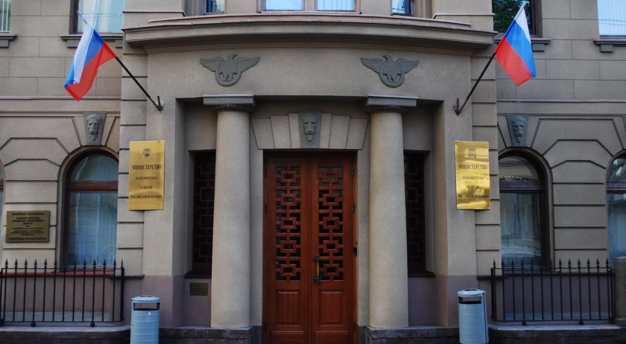 Члены правительства ожидают снижения потребительской инфляции в текущем году ниже промежуточного прогнозного уровня, что станет основанием для продолжения смягчения денежно-кредитной политики Банком России. Минэкономразвития сохраняет прогноз по инфляции на 2025 год на уровне 7,60%, но при текущей динамике возможна его корректировка до уровня ниже 7%. При этом, в правительстве намекают на ожидание дальнейшего смягчения монетарной политики регулятора "при наличии соответствующих рыночных условий". Финансовые власти разработают комплекс мер, которые будут применяться при возвращении отложенного спроса, чтобы предотвратить повторный разгон инфляции. В фокусе правительства также доходы бюджета с учетом волатильности мировых цен на нефть, но намек на управляемую девальвацию рубля пока дан не был. Что в итоге? Правительство ожидает продолжения цикла смягчения позиции Банка России, но как ранее отметил регулятор, этот процесс может идти медленнее, чем многие ожидают. Такая ситуация для рынка акций может иметь позитивный, но не быстрый эффект. Не рекомендация! #Обучение Ставьте лайк , если канал полезен!