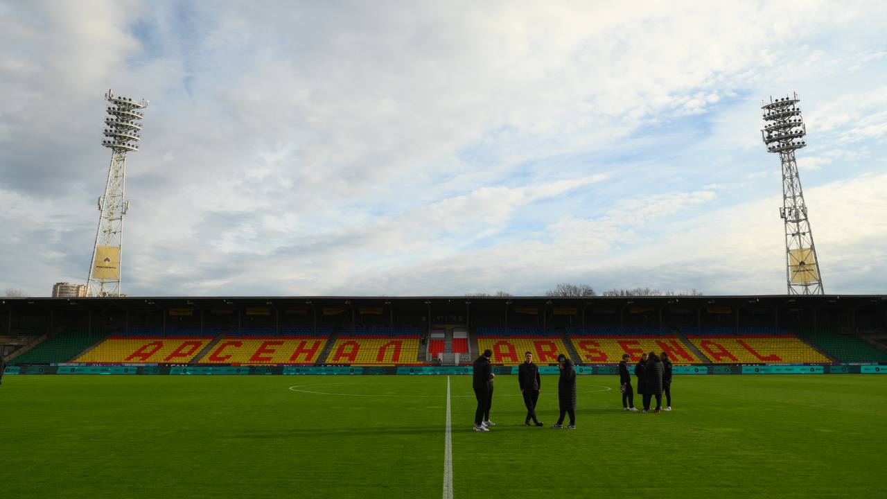 Матч Кубка России между Арсеналом и Локомотивом перенесен из Тулы в Химки В этом году погода существенно осложнила подготовку поля к началу второй части сезона В Туле за последние три недели выпало аномальное количество осадков Сейчас Арсенал делает все возможное чтобы ближайшие домашние матчи прошли на родном стадионе говорится в заявлении тульской команды в Telegram канале Игра должна была пройти в Туле 5 марта Подписывайтесь на РИА Новости Спорт в MAX