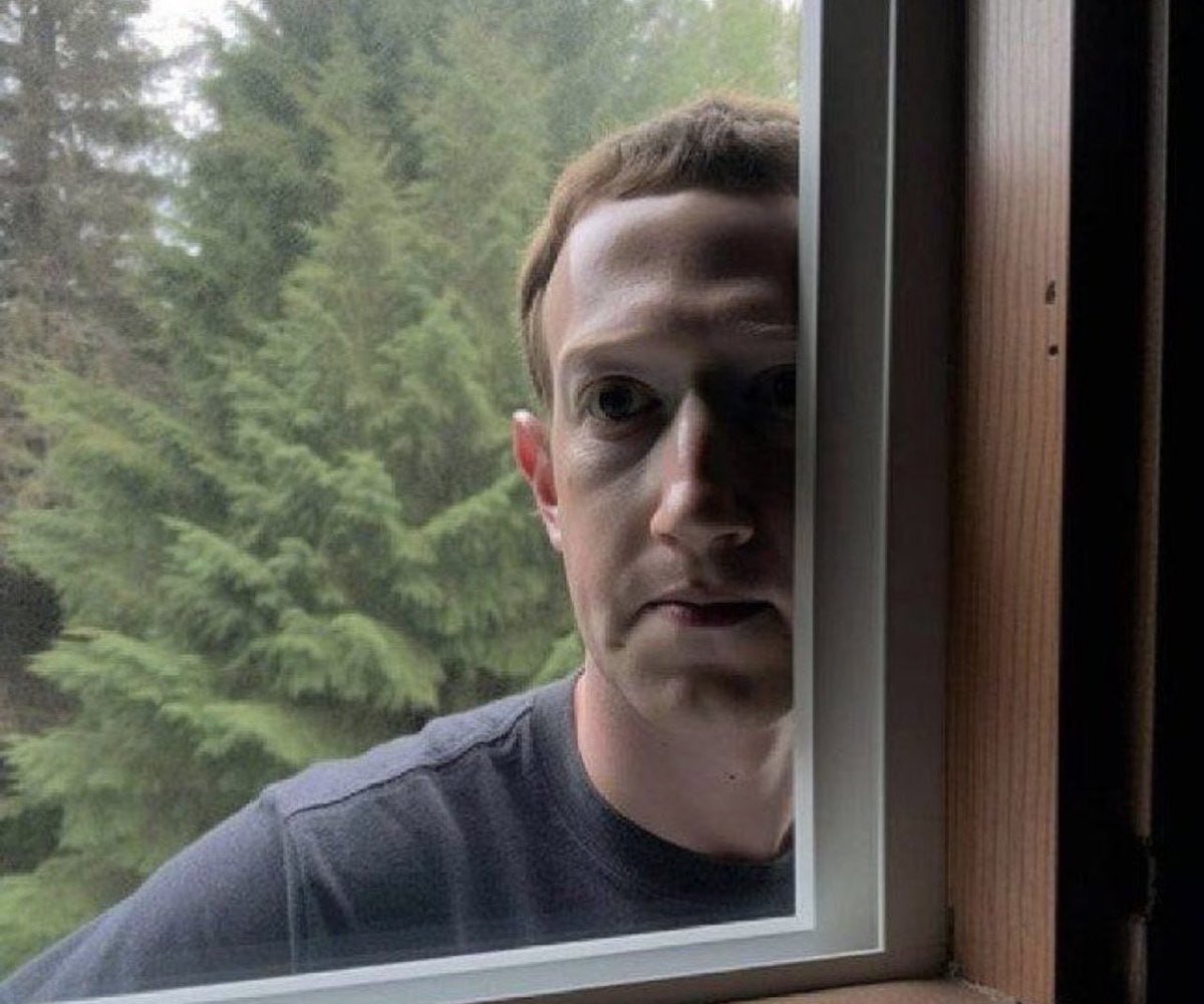 Meta вновь оказалась в центре скандала: всплыли сведения о том, как алгоритмы Facebook следили за самооценкой пользователей, в особенности подростков, и показывали рекламу, воздействуя на их неуверенность. Удалили фотографию? Получите рекламу косметики. Почувствовали себя никем? Вот вам процедуры, которые «всё исправят». Особое внимание уделялось уязвимым группам: подросткам, матерям в декрете, афроамериканцам. Цель — извлечение максимальной выгоды из их уязвимостей. Бывшая сотрудница Сара Уинн-Уильямс написала об этом книгу, которую юристы Meta оперативно заблокировали. Компания ещё в 2017 году пообещала разобраться с проблемой. Результат? Алгоритмы по-прежнему действуют как машина стыда, замаскированная под персонализированный сервис. Признана экстремистской организацией на территории РФ.