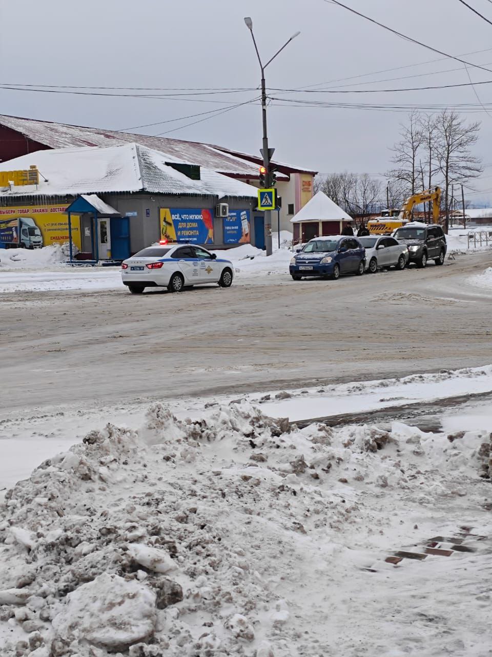 "Паровозик" из трёх авто собрала авария на перекрестке Победы - Октябрьская в Поронайске.  Фото от подписчиков.