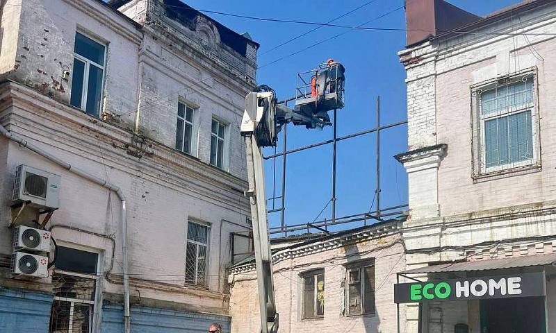 Незаконные постройки демонтируют на улицах Владивостока. Для их разбора и вывоза привлекают специалистов муниципального предприятия «Содержание городских территорий» «СГТ» . На прошлой неделе бригады рабочих вывезли почти 30 таких объектов. Наиболее крупные работы сейчас проходят на улице Басаргина в районе бухты Патрокл. Там сотрудники городской службы демонтировали нежилые деревянные строения общей площадью 45 квадратных метров. На Адмирала Фокина, 23 убрали металлические гаражи площадью 10 и 19 квадратных метров. Там же ликвидировали решетку между фасадами. На улице Русской работы ведутся сразу в нескольких местах. #ДорожныеРаботы