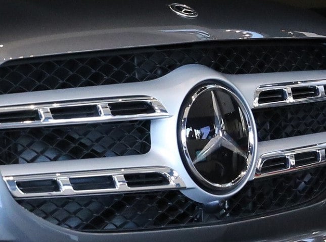 Автомобили Mercedes-Benz российской сборки появились в продаже  Автозавод Mercedes-Benz в подмосковном Есипово, который принадлежит ГК «Автодом», выпустил партию седанов E-класса  W 213  и кроссовера GLC второго поколения. Специалисты журнала Авто.ру выяснили, что автомобили собираются из машинокомплектов, оставшихся по наследству от прежних владельцев. В дилерских центрах обе модели предлагаются по цене от 9,68 млн рублей.  Подробнее на сайте autostat.ru