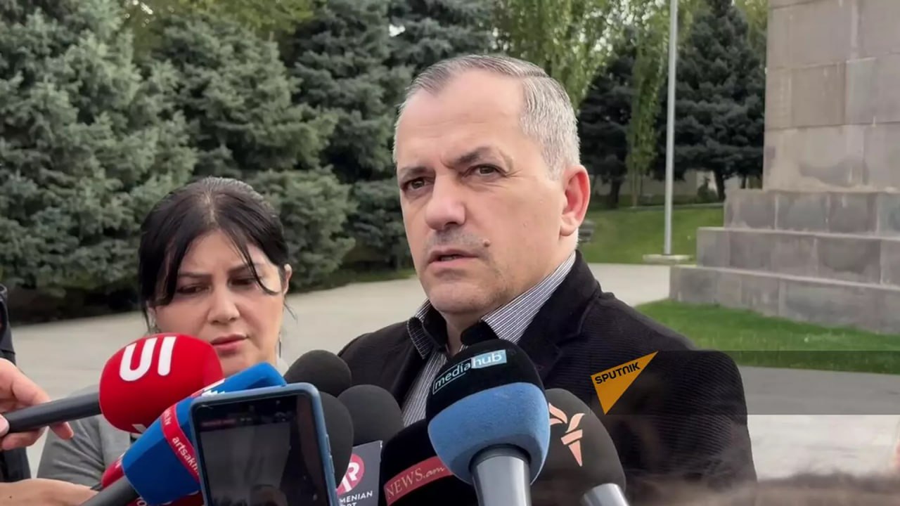 Карабахского лидера Самвела Шахраманяна за последний месяц допросили в СК Армении уже 5-6 раз, при этом статуса обвиняемого у него нет, пишет ArmLur.am. Дело касается сдачи Арцаха, халатности военных в 2020 году, а также передачи оружия, боеприпасов и вооружения противнику, утверждает медиаресурс, не исключая возможный арест Шахраманяна. Однако адвокат политика Роман Ерицян заявляет, что карабахский лидер проходит лишь в статусе свидетеля. В рамках дела был допрошен также экс-командующий армией обороны НК Самвел Бабаян. Издание не исключает, что именно его заявление и стало причиной для возбуждения дела.