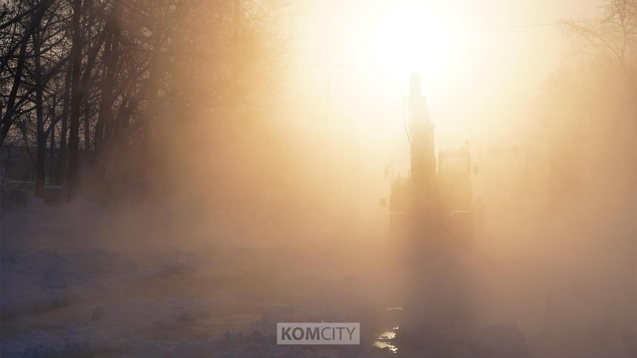 В ночь с осени на зиму в город зашла Пятая водная концессионная компания Уже сегодня 1 декабря водоканал города перешёл в концессию Видимо как сейчас модно ночью Короткая борьба за то кто подпишет контракт от лица города предсказуемо завершилась в пользу лобби Росводоканал обещает вложить в модернизацию и реконструкцию свыше 350 млрд рублей Цифра кажется большой если не понимать что это за все полвека концессии Оценивать результат будут уже наши дети и внуки В первые 20 лет затратят 73 млрд что всего лишь чуть больше 3 5 млрд в год Уже не выглядит так внушительно Также Росводоканал гарантирует что сотрудники водоканала сохранят рабочие места и все соцгарантии Планируется заменить 100 сетей водоснабжения и водоотведения что сделает Комсомольск на Амуре первым в России городом с такой масштабной модернизацией Срок концессии 49 лет Сейчас износ сетей достигает 60 80 местами свыше 90 Ну а те места где износ достигает 100 сразу видно по новостям Komcity в Max Афиша в Max