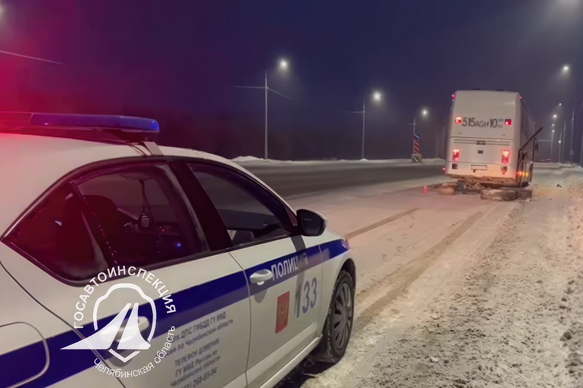 Инспекторы ДПС помогли пассажирам сломавшегося автобуса под Челябинском   gubernia74 ru articles news 1138027 На 35 м километре трассы Подъезд к Екатеринбургу рейсовый автобус следовавший из Костаная в Екатеринбург по территории Челябинской области вынужден был остановиться из за серьезной технической неисправности В этот момент в салоне находилось 40 человек Им на помощь пришли сотрудники областного полка дорожно патрульной службы   t me chgub