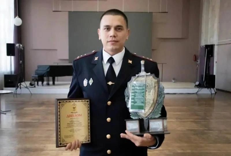 Нового начальника отдела полиции назначили в Краснокаменске По данным администрации округа майор полиции Максим Габдрахманов возглавит отдел МВД Краснокаменский Максим Габдрахманов начал службу в органах в 2013 году с ППС С 2015 года он перешел в уголовный розыск где успешно раскрывал преступления различной степени тяжести включая дела несовершеннолетних В 2024 году Максима Габдрахманова повысили до должности замначальника полиции по оперативной деятельности По данным краевого УМВД предыдущий начальник отдела Александр Федоров ушел на пенсию он занимал эту должность с июня 2024 года До него начальником был Виталий Сулименко он ушел 24 мая 2024 го тоже на пенсию Фото тг канал администрации Краснокаменского округа Чита Ру в MAX