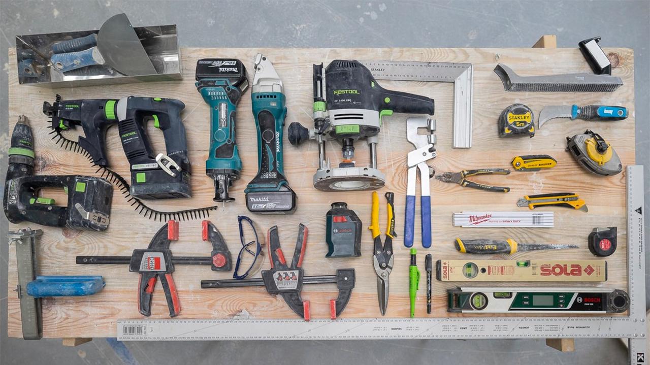 Названы самые востребованные профессии в Беларуси на ближайшие пять лет В числе лидеров обрабатывающая промышленность Здесь по прежнему остро нужны станочники наладчики слесари сборщики электромеханики и водители Строительство продолжит искать бетонщиков каменщиков сварщиков и электромонтажников проектов много а кадров не хватает Отдельной строкой в прогнозе проходит IT сектор разработчики программисты и специалисты техподдержки будут востребованы не только в IT компаниях но и на промышленных предприятиях которые продолжают цифровизироваться В здравоохранении спрос стабильно высокий потребуются врачи разных профилей и специалисты по уходу Торговля и общепит сохраняют потребность в продавцах кассирах и поварах а образовательные учреждения в учителях и воспитателях money onliner by go 300267