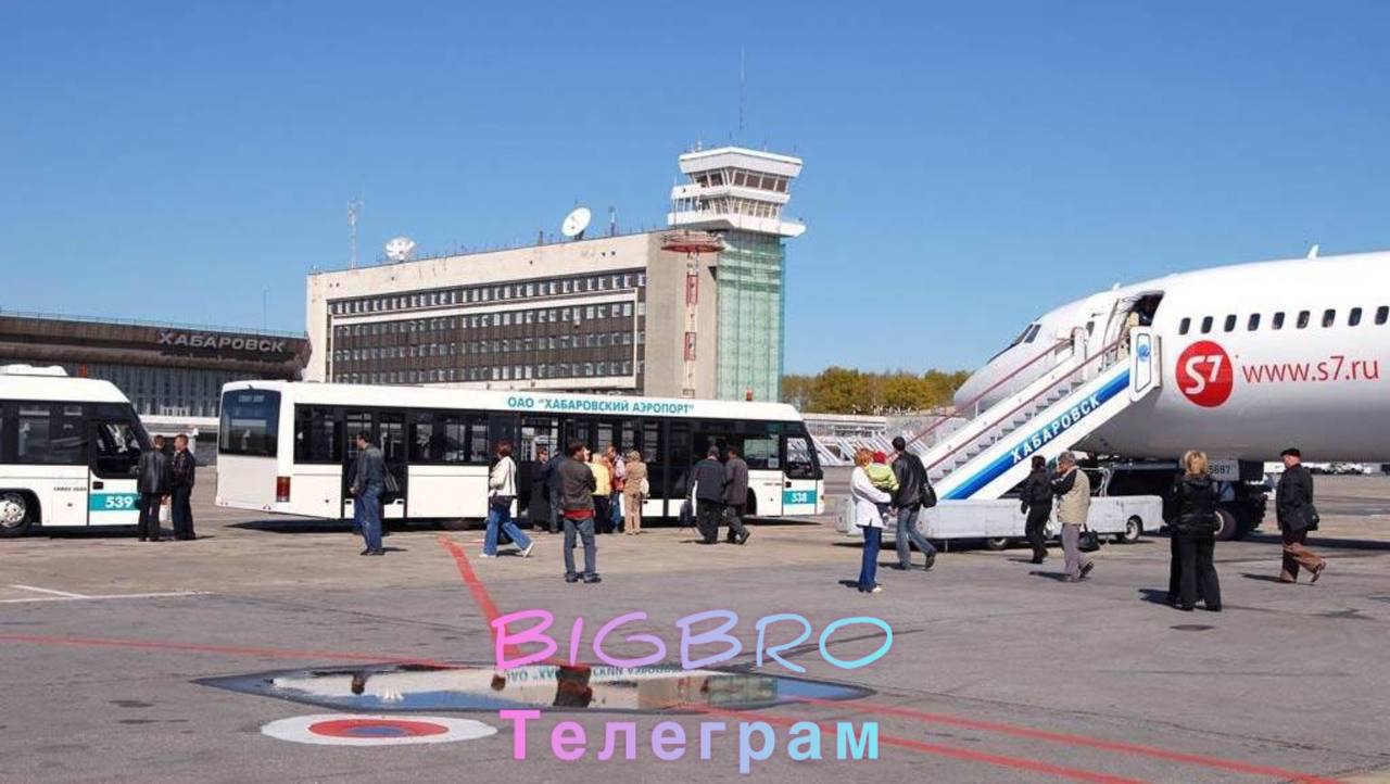 В Хабаровске экстренно приземлился самолёт "Владивосток-Москва" из-за неисправности Сейчас в аэропорту Хабаровска совершил аварийную посадку Airbus A330-300 авиакомпании «АйФлай» с 345 пассажирами на борту. Самолёт выполнял рейс Владивосток - Москва. Посадка прошла благополучно. Причина - технические неисправности. Хабаровской транспортной прокуратурой контролировалась аварийная посадка воздушного судна. / реклама