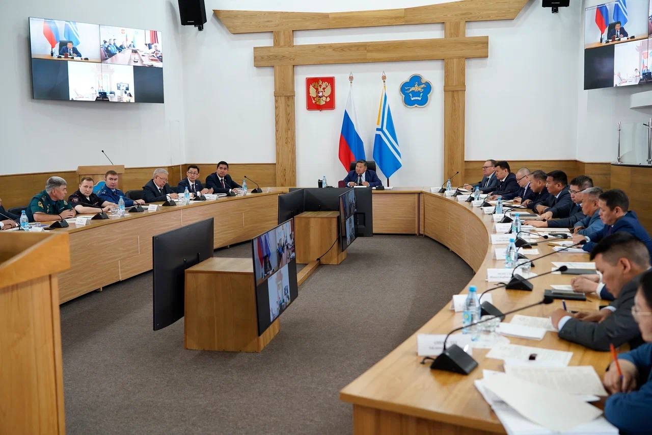 Сегодня на аппаратном совещании в Правительстве Тувы с участием руководителей территориальных органов федеральных структур, муниципалитетов обсудили приоритетные направления в работе. Одной из основных тем стало обеспечение безопасности дорожного движения. По данным МВД Тувы, в результате сплошных проверок, проведенных в течение прошлой недели, составлено почти 1500 протоколов. Выявлено 136 водителей, которые не имели права вождения или лишены их. 183 транспортных средства помещены на штрафстоянки. Задержано 65 водителей в нетрезвом состоянии, 16 из которых - за прошедшие сутки. При этом прокуратура Тувы прогнозирует накопительный эффект от административных мер, что в конечном счете воздействует на общую картину. Ведь за повторное вождение в состоянии алкогольного опьянения может наступить более серьёзное наказание, вплоть до уголовной ответственности. Уверен, автолюбители заметили многочисленные рейды сотрудников ГИБДД. Обращаю внимание, что эта активность ни в коем случае не должна снижаться. Нами не преследуется цель всех наказать или посадить. Мы хотим предотвратить ЧП, избежать потерь и жертв. Для кого-то это строчка в сводке и новостях, а для родных и близких - глубочайшая трагедия. Нужно помнить об этом каждый раз, когда возникает желание проскочить подвыпившим и нарушить закон.