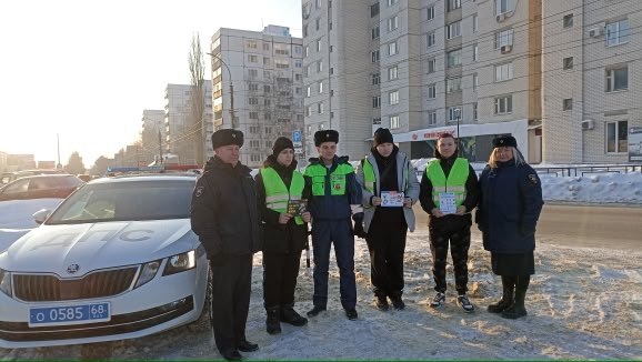 Тамбовская область присоединилась к всероссийской акции Студенческий десант в ходе которой проинформировали водителей о правилах безопасного поведения на дороге В Тамбове волонтерский отряд техникума отраслевых технологий совместно с автоинспекторами организовали дежурство на кольце Рылеева и Магистральной одной из самых оживленных магистралей города Здесь представители дорожной полиции останавливали автомобили а студенты раздавали водителям тематические памятки напоминали им о требованиях ПДД а также о правилах перевозки детей в транспортном средстве Акция получила живой отклик у многих водителей которые в свою очередь подчеркивали важность подобных мероприятий Как отметили организаторы безопасность на дороге зависит от многих факторов состояния дорог грамотной организации движения неукоснительного соблюдения правил Напоминание об этом дисциплинирует Наши новости в MAX