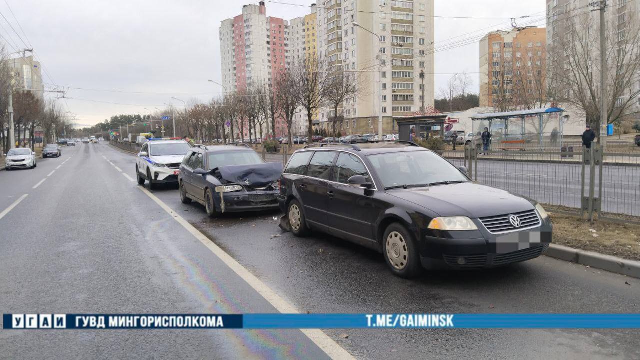 Нетрезвый бесправник сел за руль и попал в ДТП в Минске.  По предварительной информации, сегодня днем 50-летний водитель Opel, двигаясь по ул. Филимонова, вблизи дома № 5 в результате несоблюдения безопасной дистанции столкнулся с двигавшимся попутно автомобилем Volkswagen.  В результате ДТП автомобили получили механические повреждения.  По результатам медосвидетельствования в организме мужчины выявлено 1,71 промилле алкоголя.  Фото: ГАИ  «Минск-Новости» MINSKNEWS.BY Telegram Viber FB VK Inst TikTok  YouTube