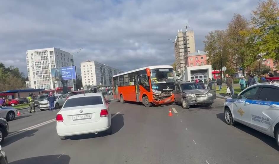 Четыре человека в том числе двое детей пострадали в результате массового ДТП на проспекте Ленина в Нижнем Новгороде По предварительной информации автобус у которого возникла техническая неисправность въехал в автомобиль после чего по инерции были повреждены еще шесть машин Все пострадавшие в момент аварии находились в автомобилях среди пассажиров автобуса пострадавших нет На месте аварии работают экстренные службы Фото пресс служба ГУ МВД по Нижегородской области