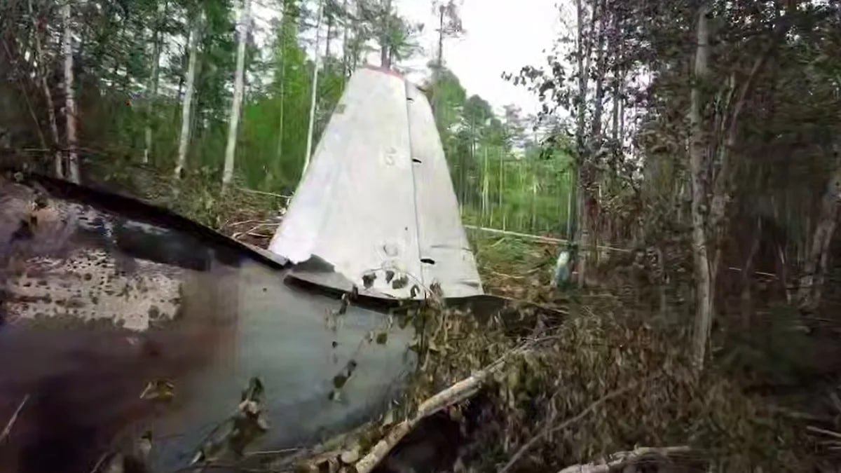 Причинами крушения самолета Ан 24 в Амурской области летом 2025 года стали ошибки экипажа и диспетчера Межгосударственный авиационный комитет опубликовал окончательный отчет о крушении Согласно отчету экипаж отключил у самолета систему раннего предупреждения о приближении к земле У диспетчера не было возможности контролировать высоту полета самолета потому что на аэродроме Тынды не работало оборудование вторичной радиолокации Также выяснилось что экипаж и диспетчер руководствовались разными системами для выставления высоты полета Это привело к путанице с определением фактической высоты борта который заходил на посадку на 600 м ниже нормальной Пассажирский самолет Ан 24 авиакомпании Ангара разбился 24 июля 2025 года Лайнер упал при подлете к аэропорту назначения Его обломки обнаружили в 15 км от Тынды в лесистой местности На борту были 48 человек все они погибли Telegram канал губернатора Амурской области kommersant